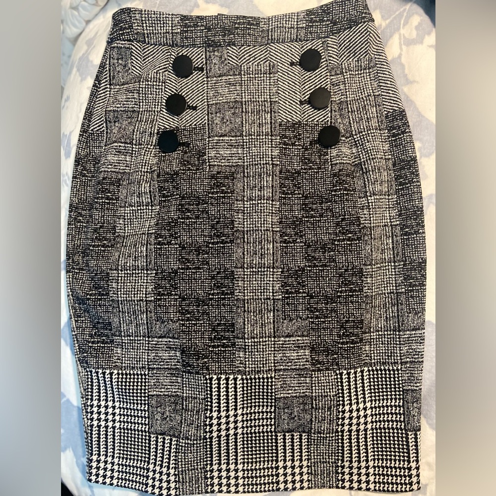 Black and white houndstooth check pencil skirt